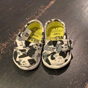 TOMS infant canvas shoes- Camo